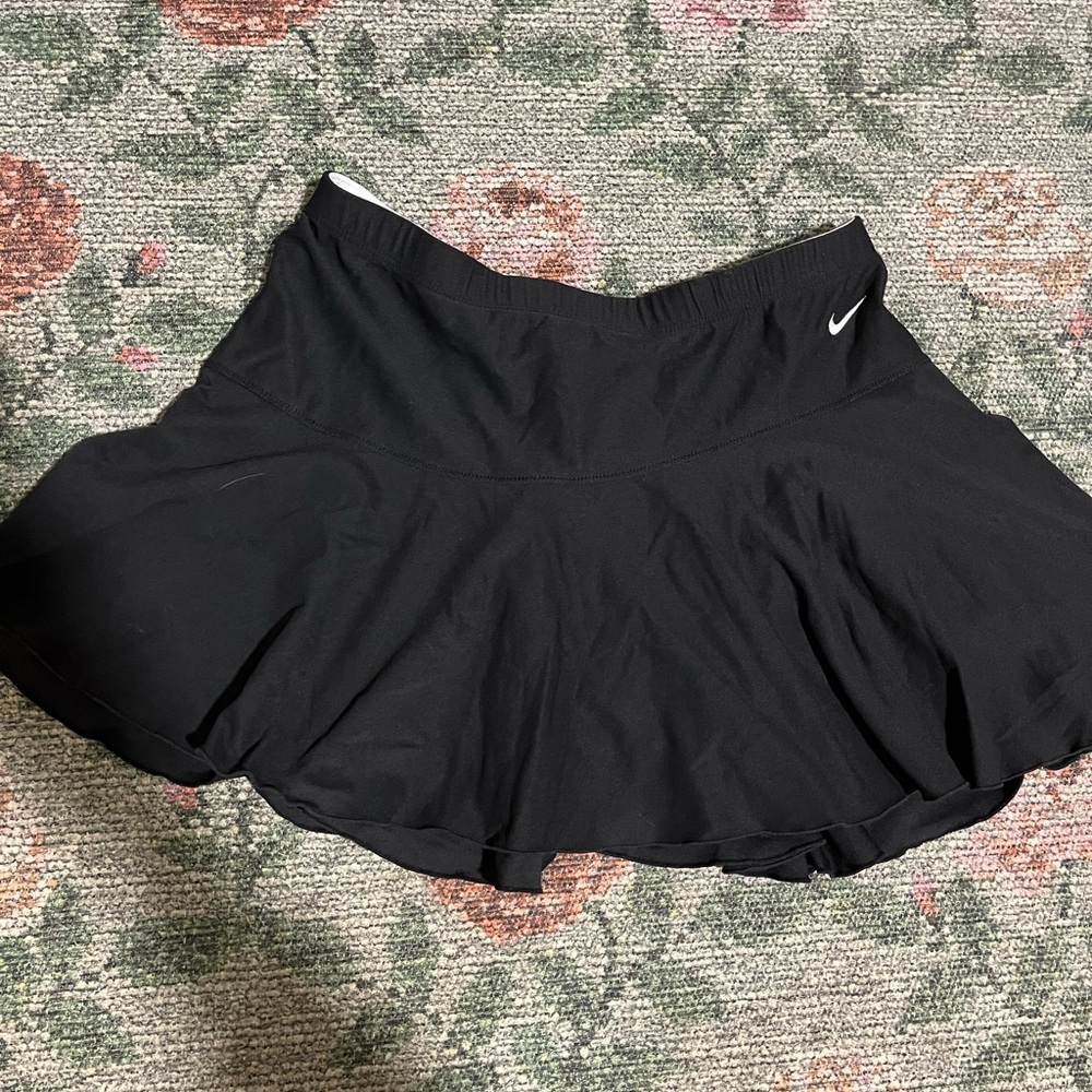Black nike pleated tennis skirt with white embroidered Nike swoosh 🖤
Y2k